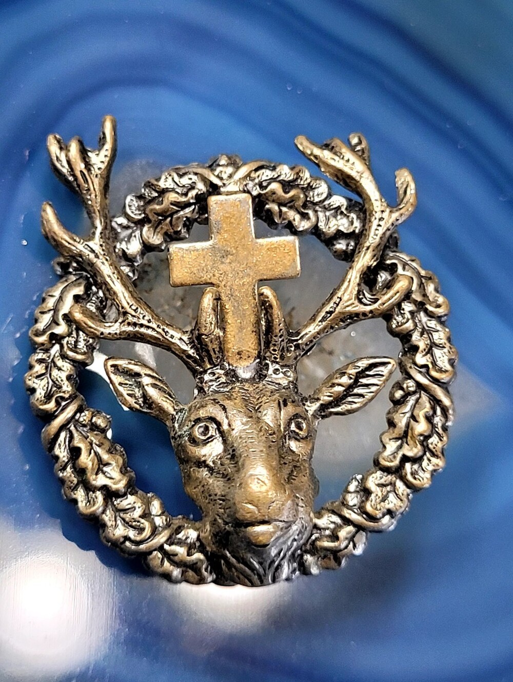 Antique-Style Stag Head Wreath Pin in Aged Gold